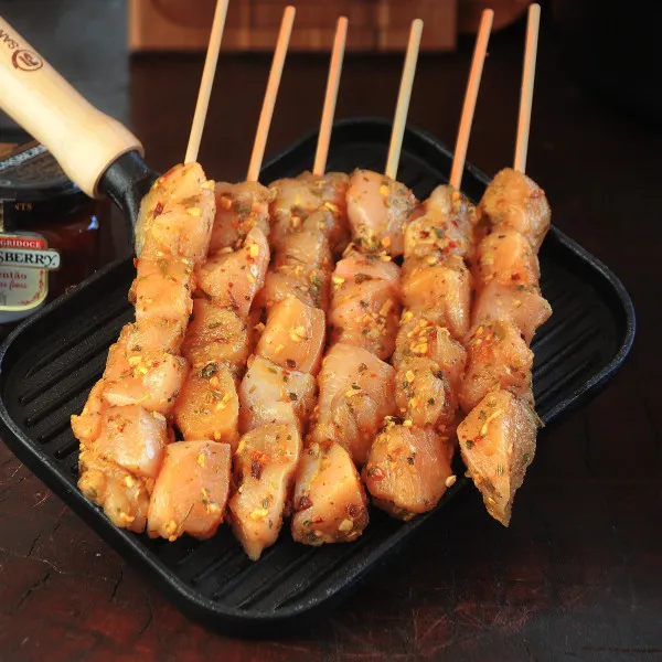 Espetinho de frango temperado